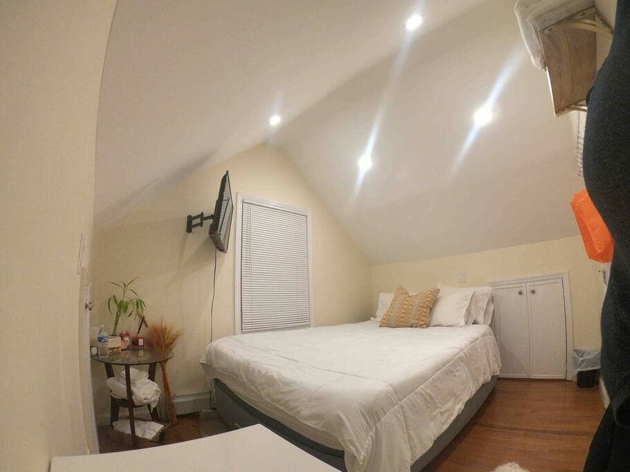 Queen Bed: PetPally, Events & Long/Short Stay