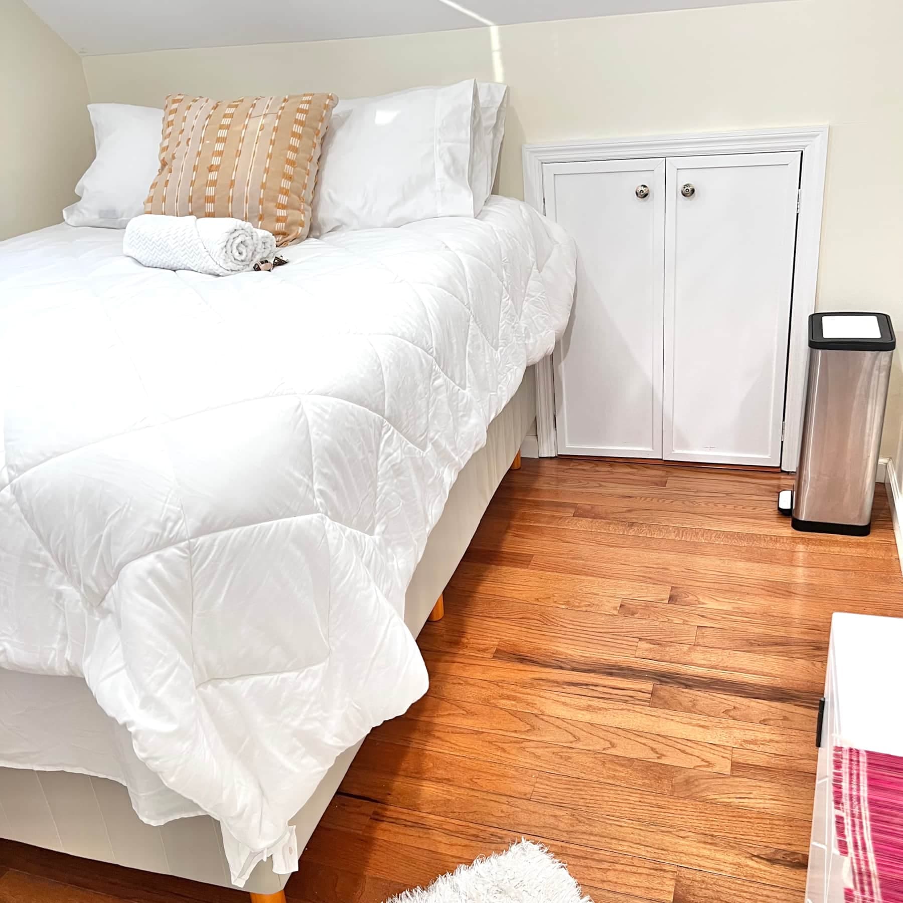 Queen bedroom (Room #3)
