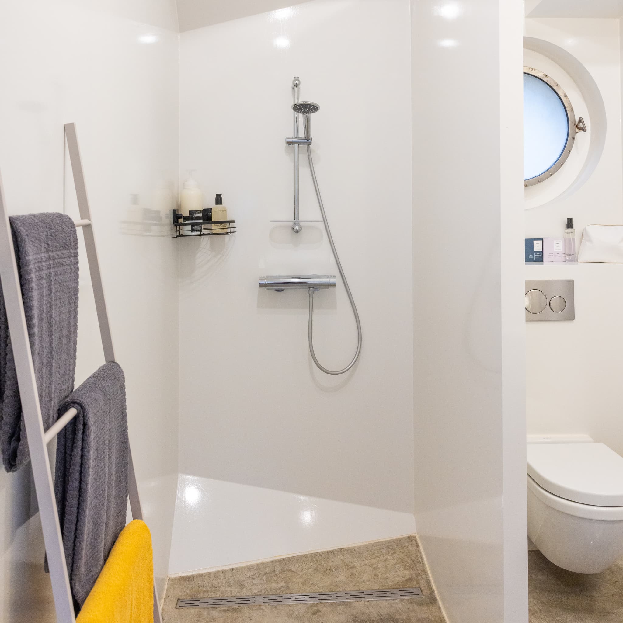 Shower and toilet separated by a wall - Houseboat Amsterdam BB