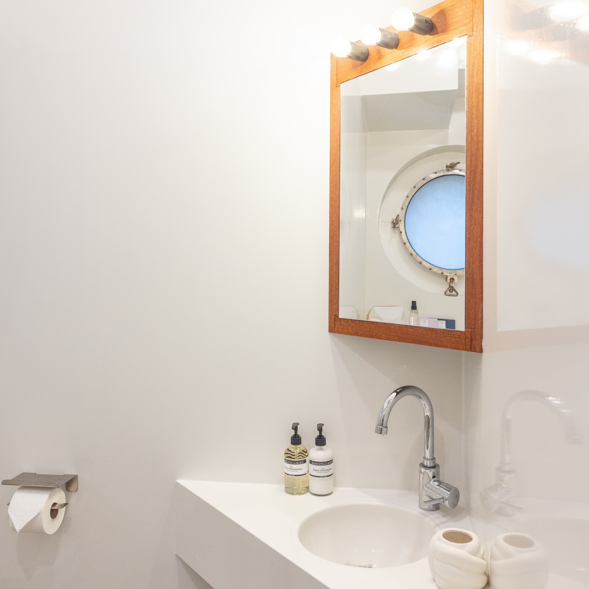 Mirror, mirror on the wall...- Houseboat Amsterdam BB