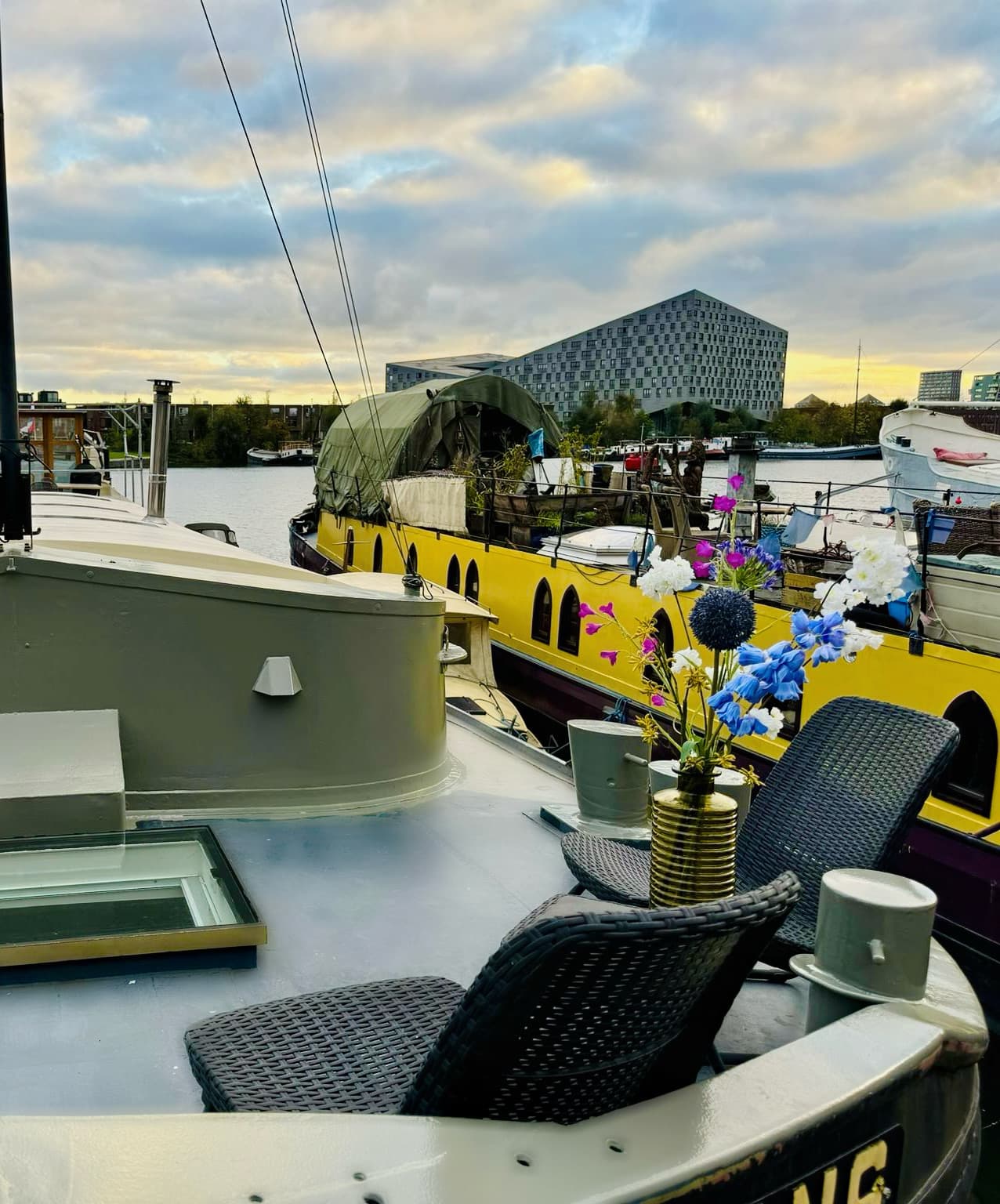 Let's go outside. Your private terrace on the deck with waterfront view - Amsterdam BB