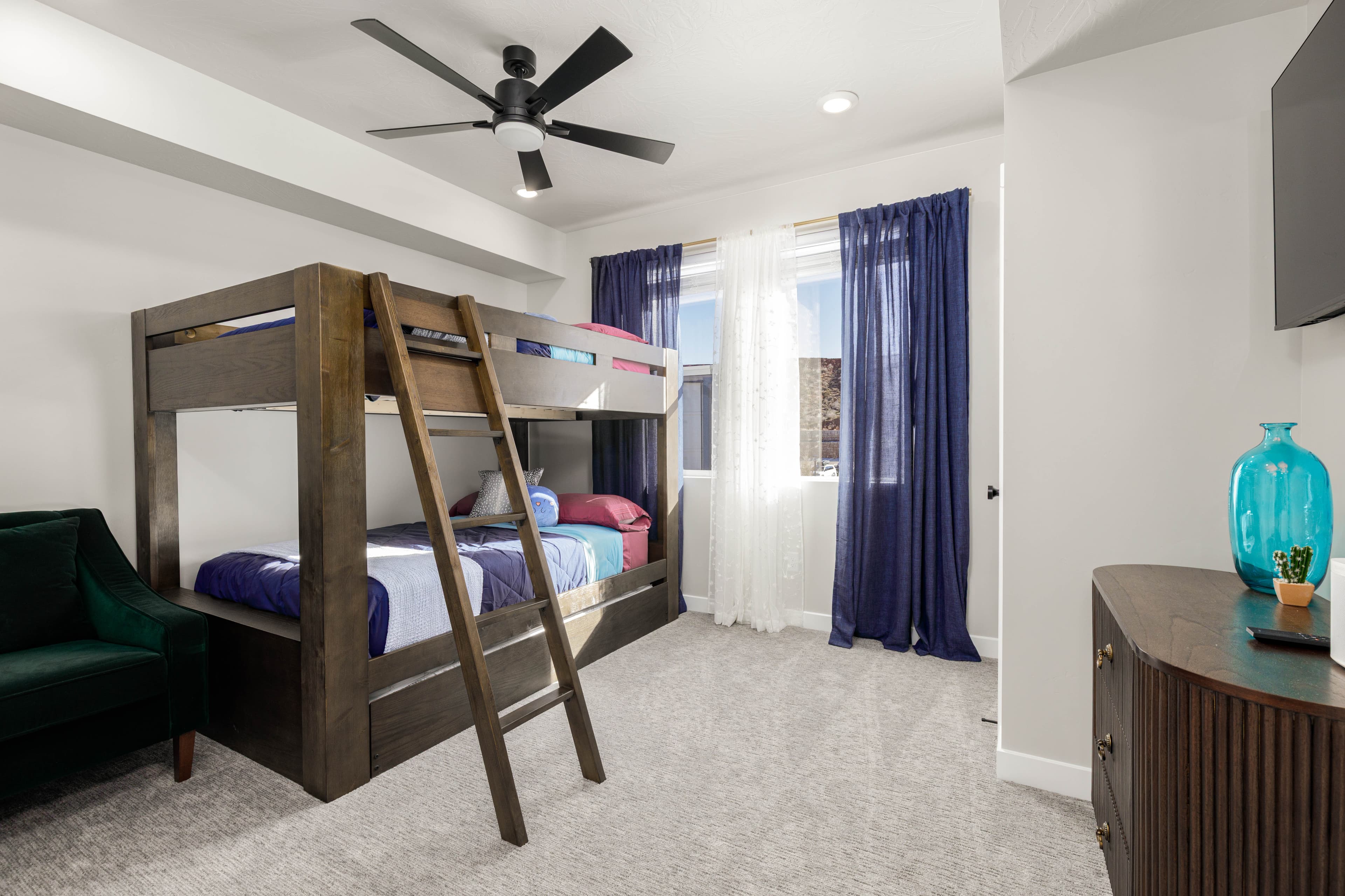 Bunk bedroom w/trundle