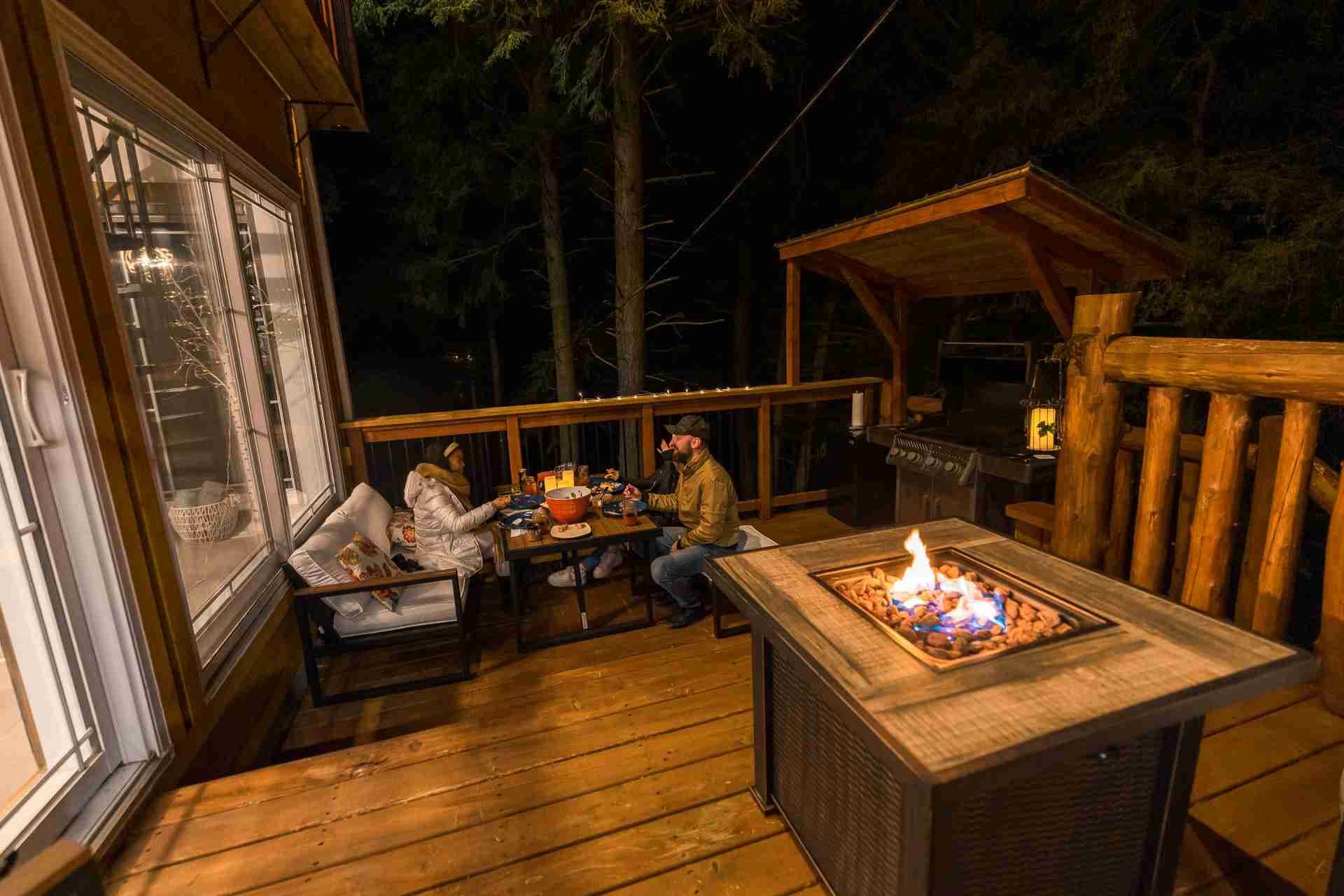 [Balcony] Enjoy a meal with friends and family