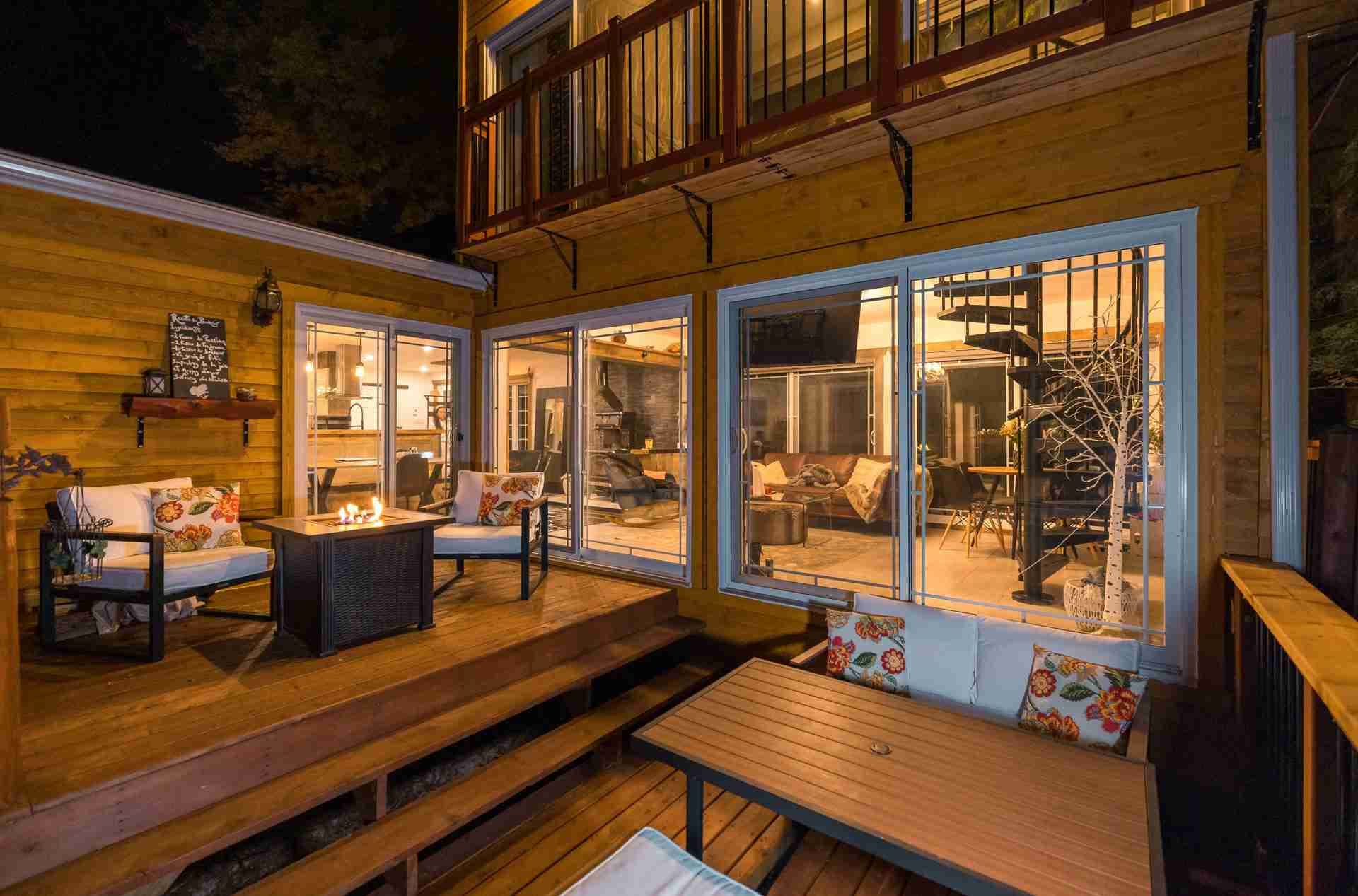 [Balcony] Warm up by the outdoor fireplace