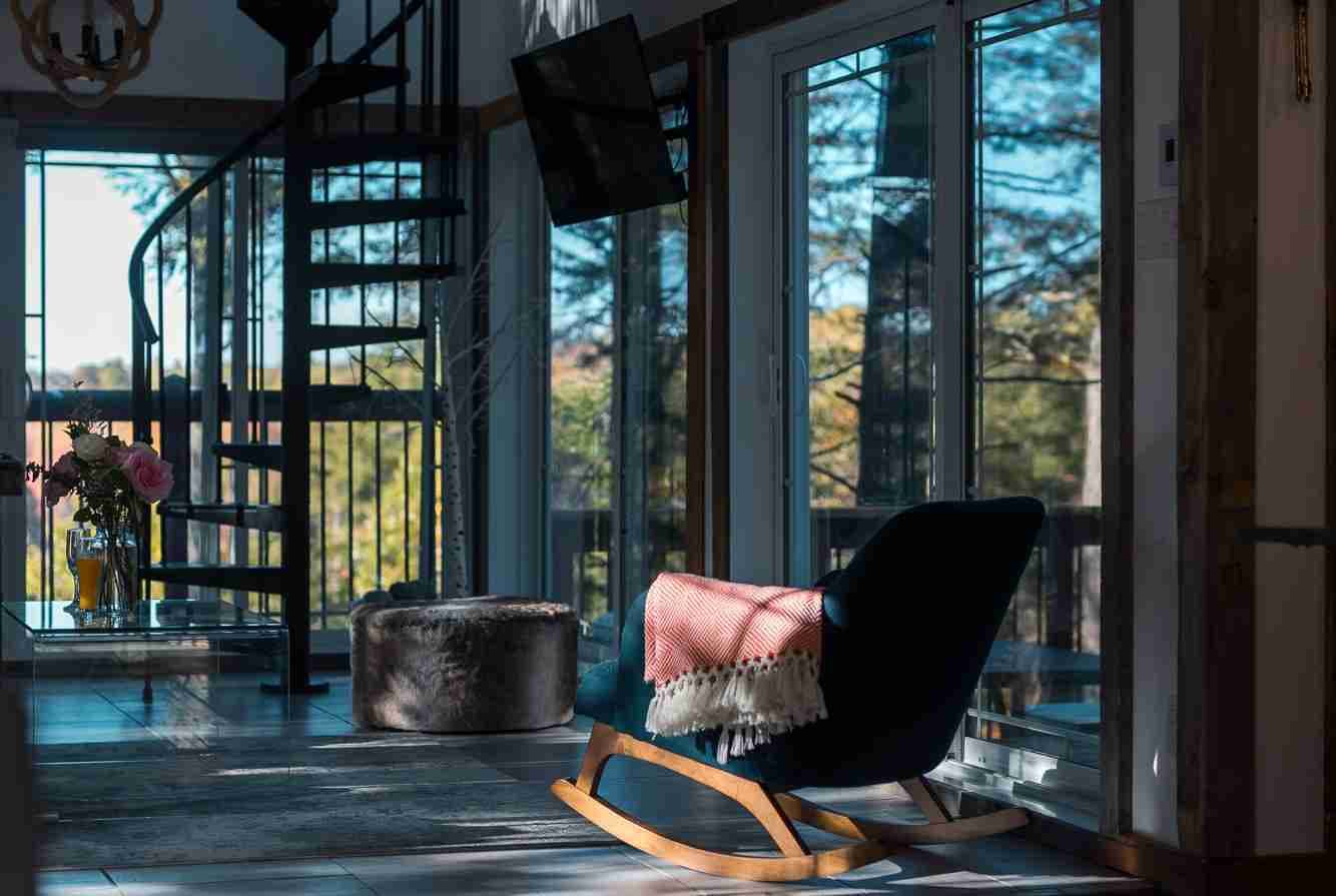 [Living room] View of nature with abundant windows