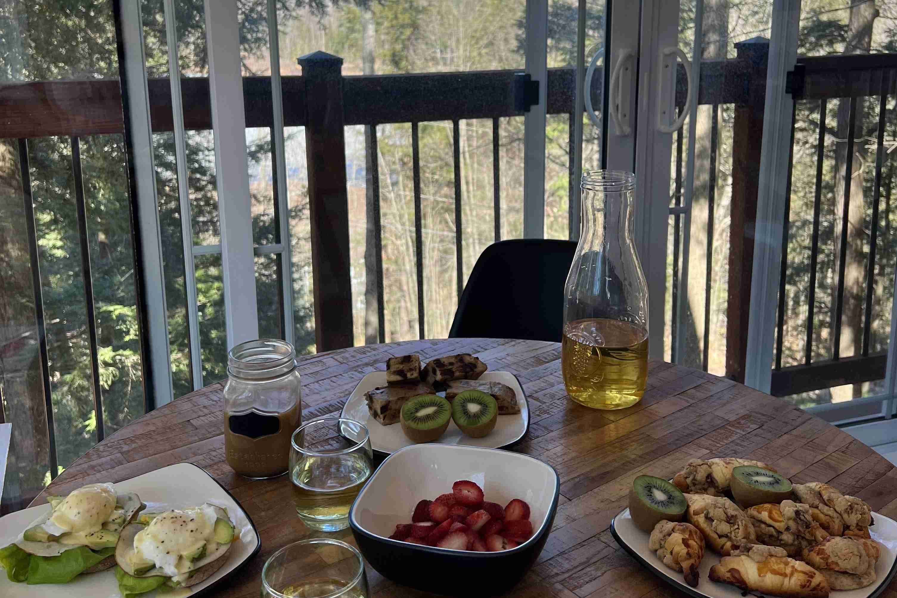 [Living room] Enjoy your meal