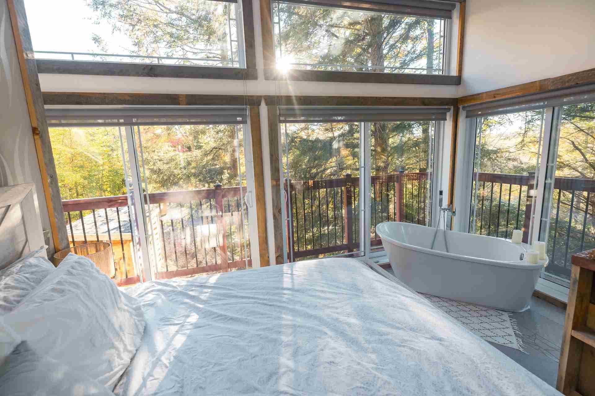 [Master Bedroom] Natural sunlight in the morning