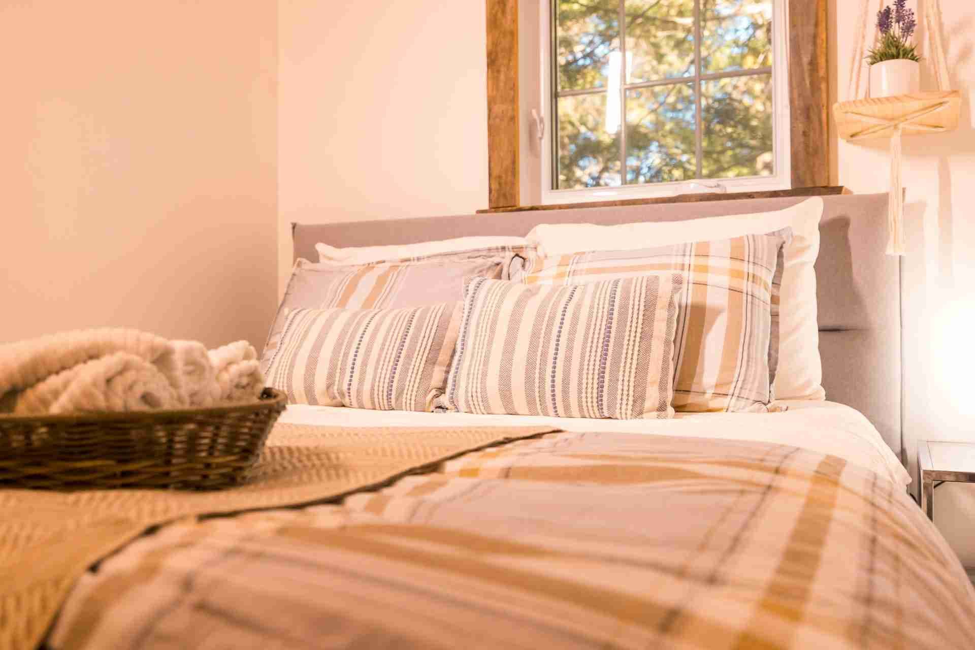 [2nd Bedroom] Queen size bed with linens