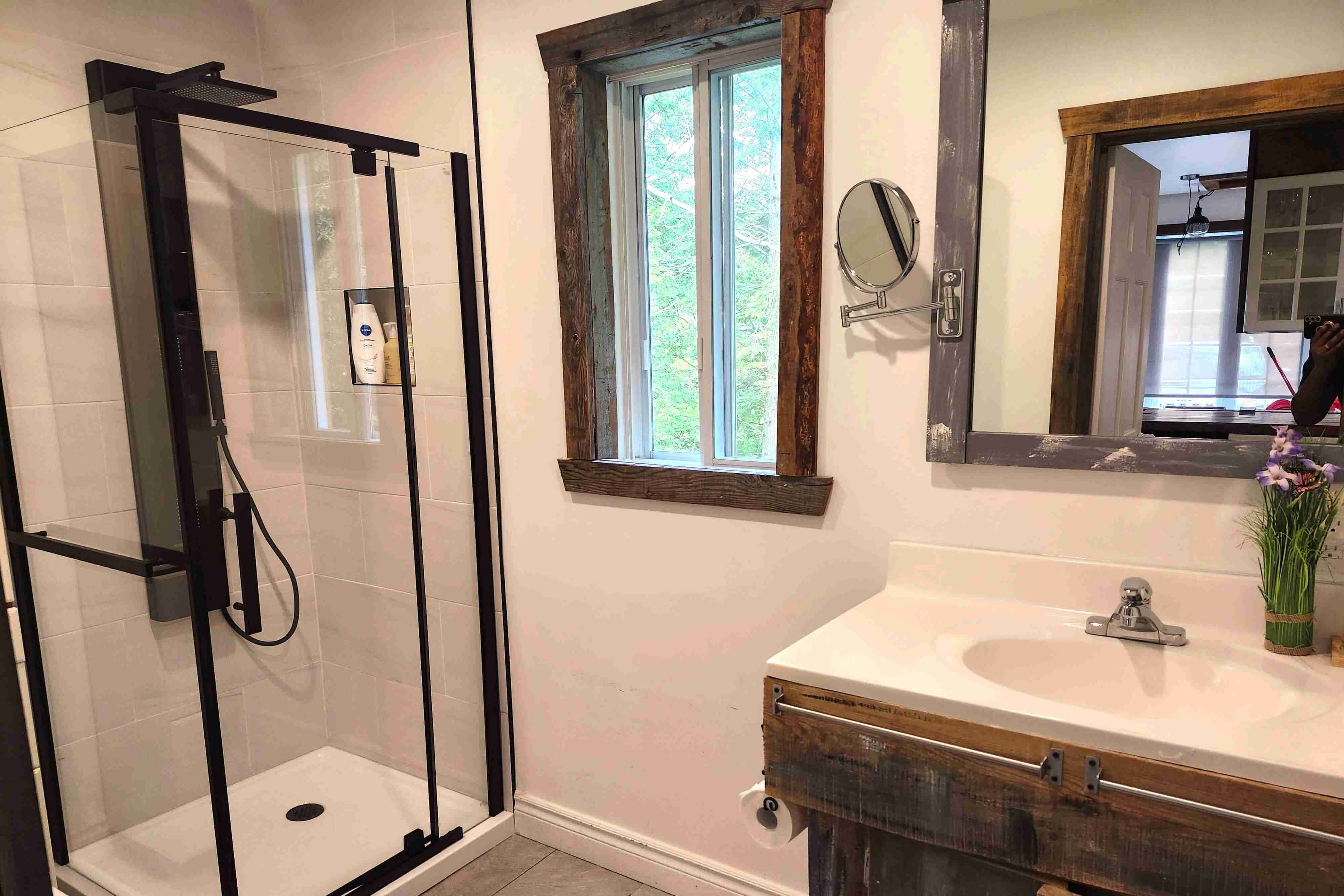 [Bathroom] Shower with glass door