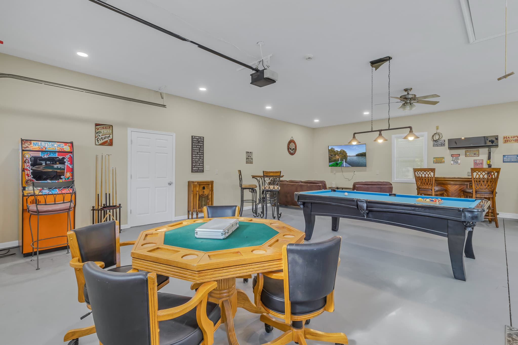 80s-style arcade game with 40+ games, poker table and pool table.