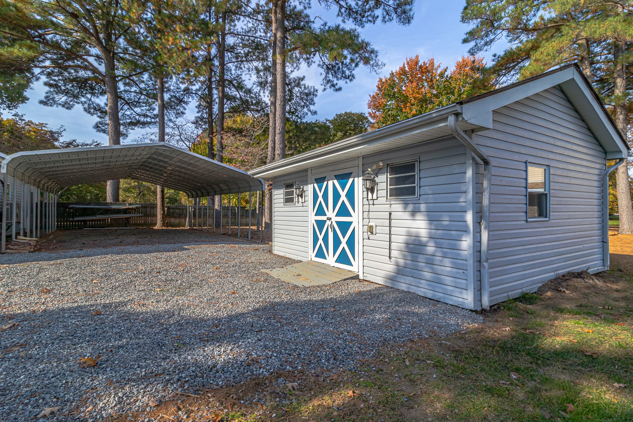 Shed with kayaks, life vests, 4 bikes and fishing poles.