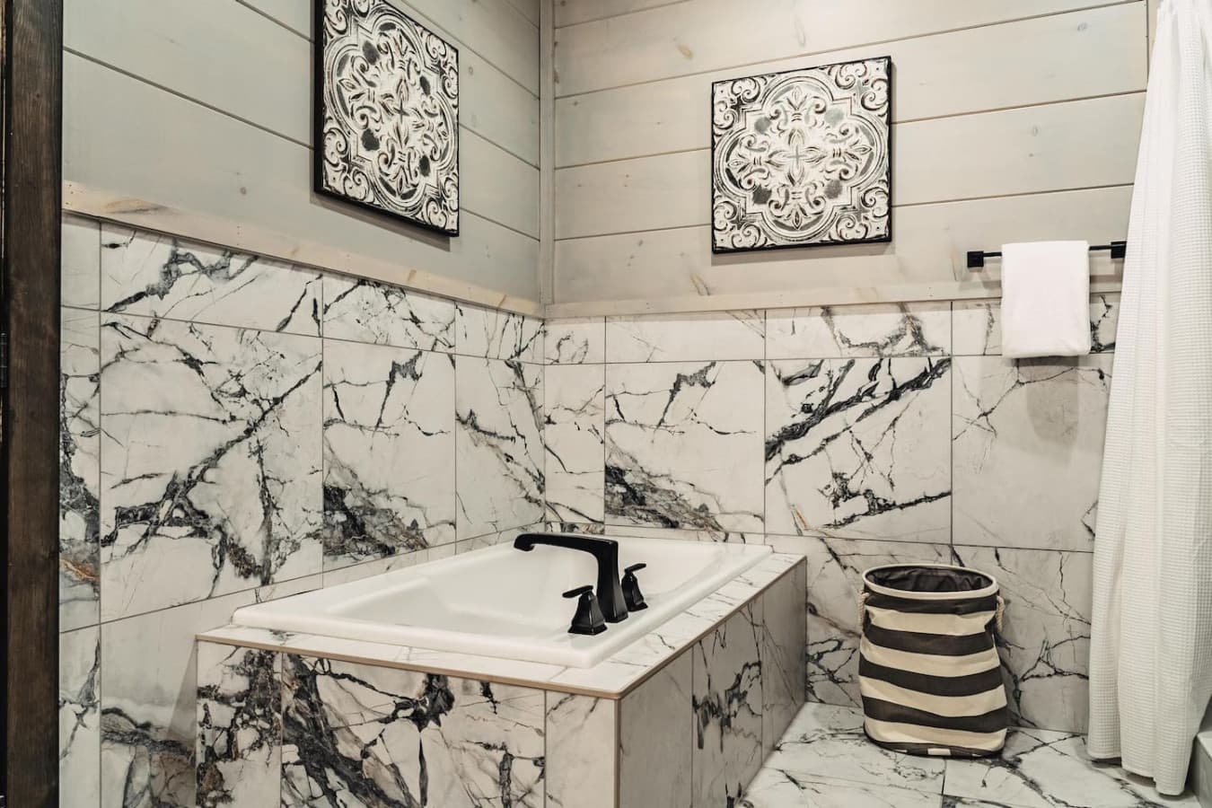 Master Bedroom Bathroom (Main Floor) luxurious soaking tub