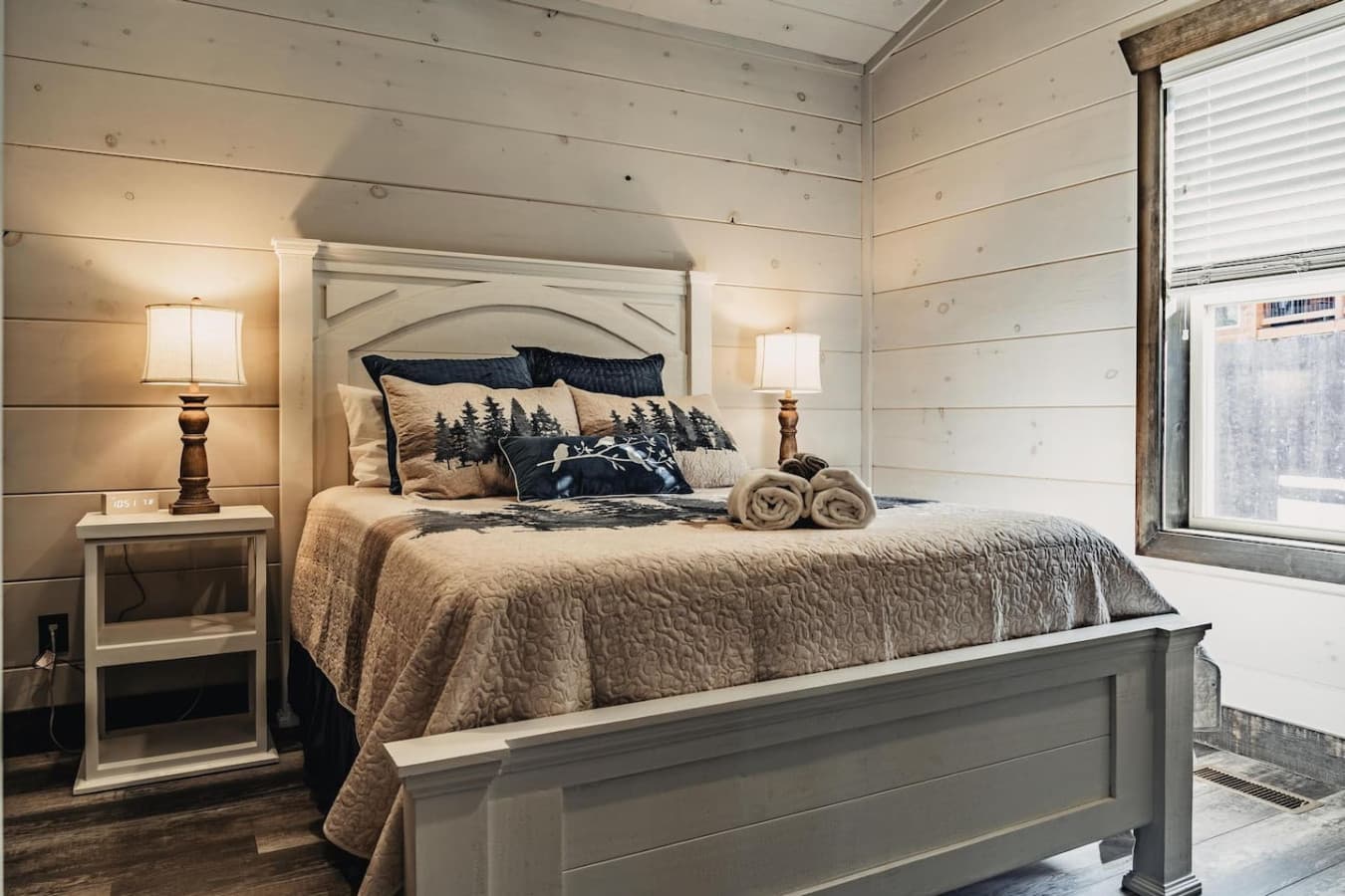 Queen Bedroom 2 (Upstairs)