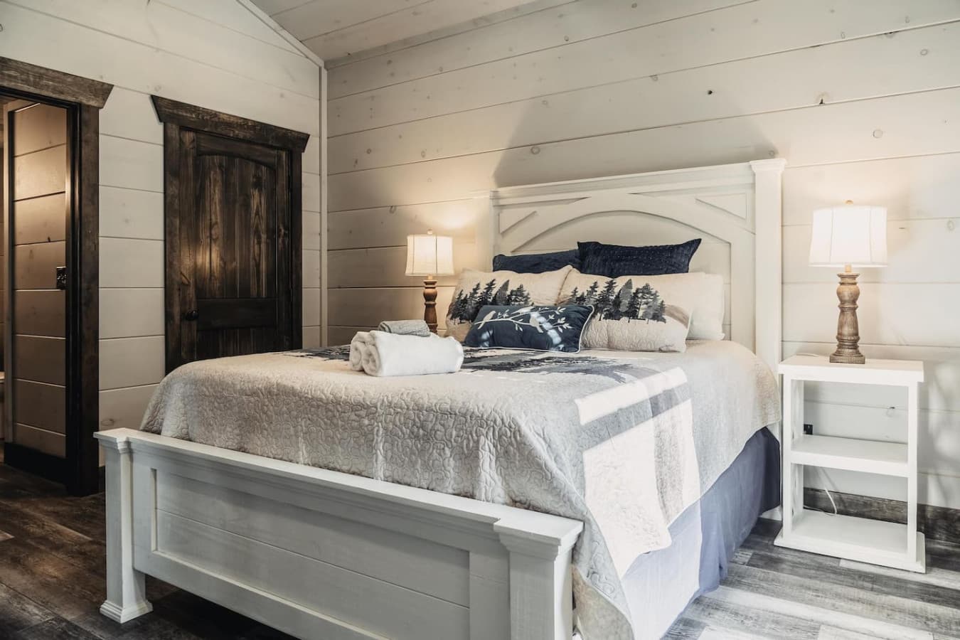 Queen Bedroom 2 (Upstairs)