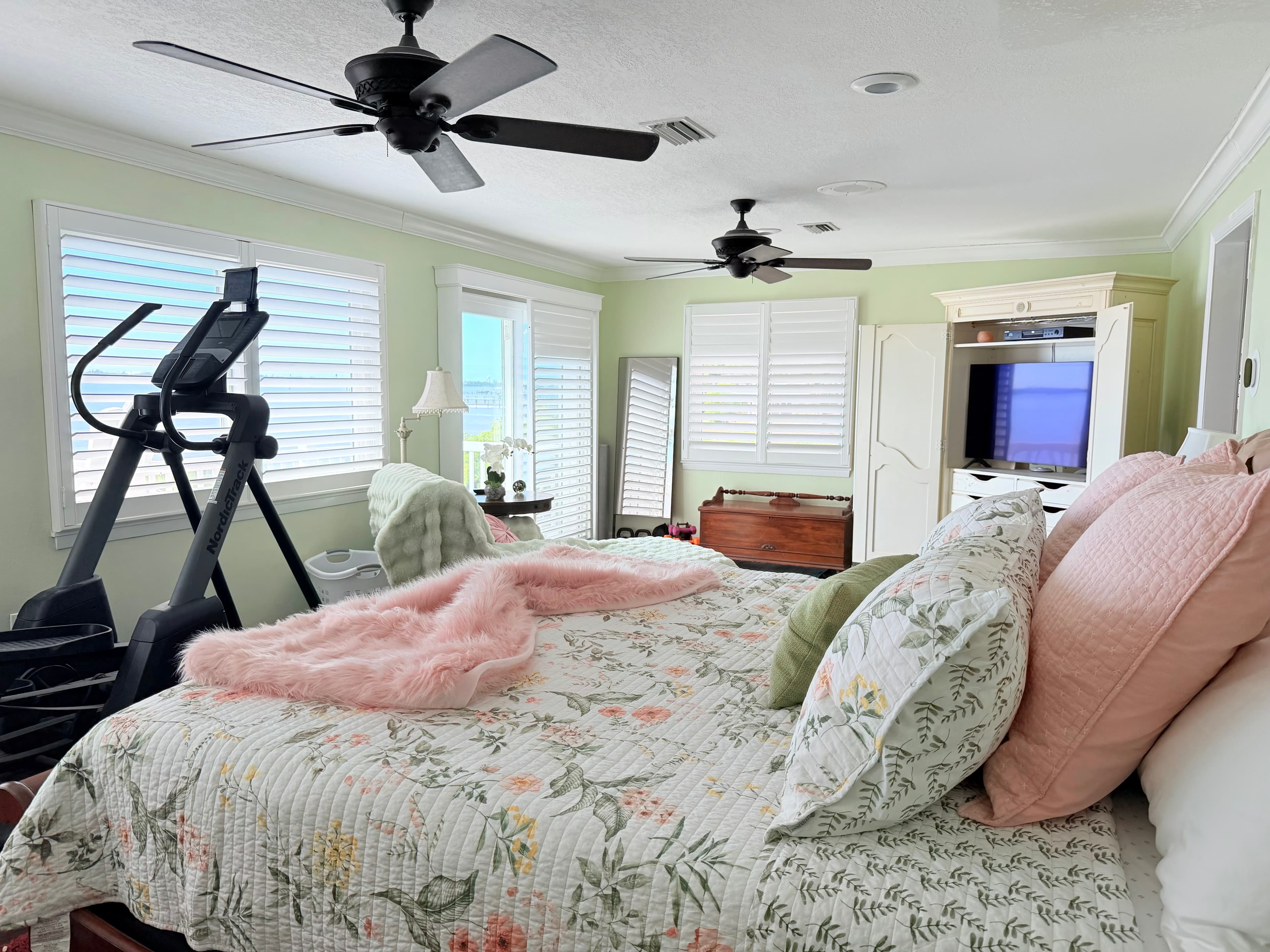 The Flamingo Suite is the Main bedroom with a balcony overlooking the river. 