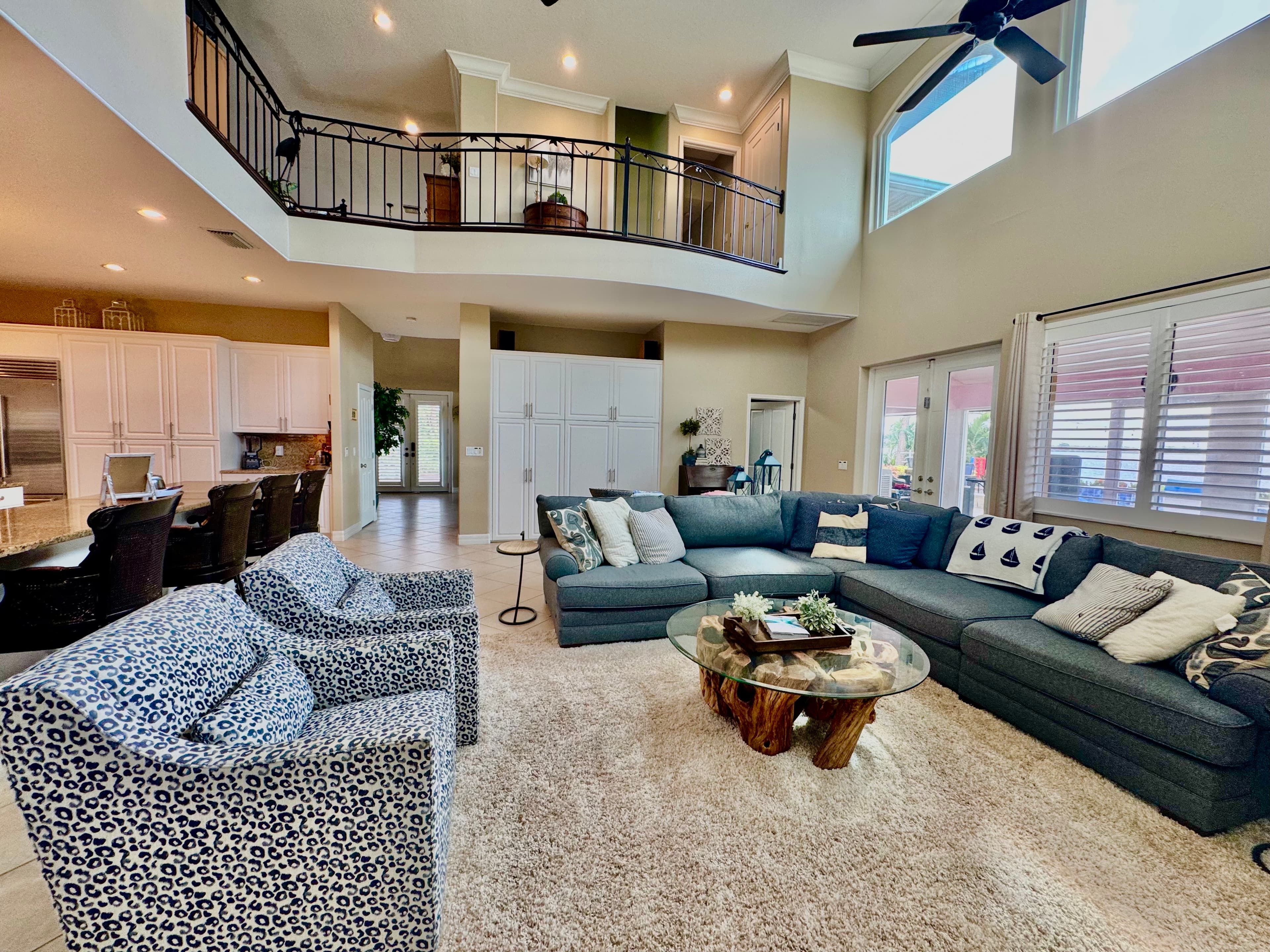 Large Family room with plenty of seating for 8