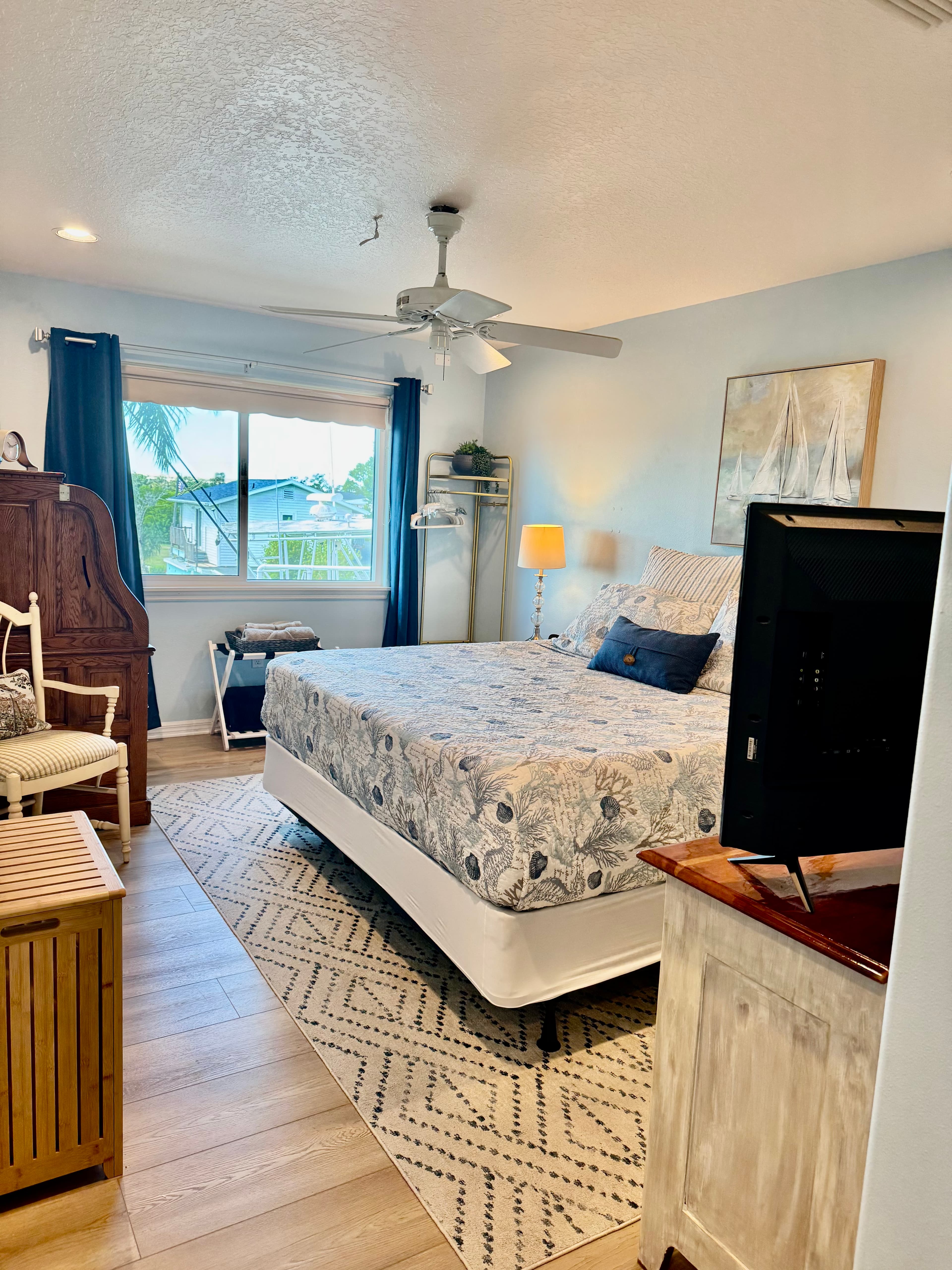 The Manatee Room- Large king bed