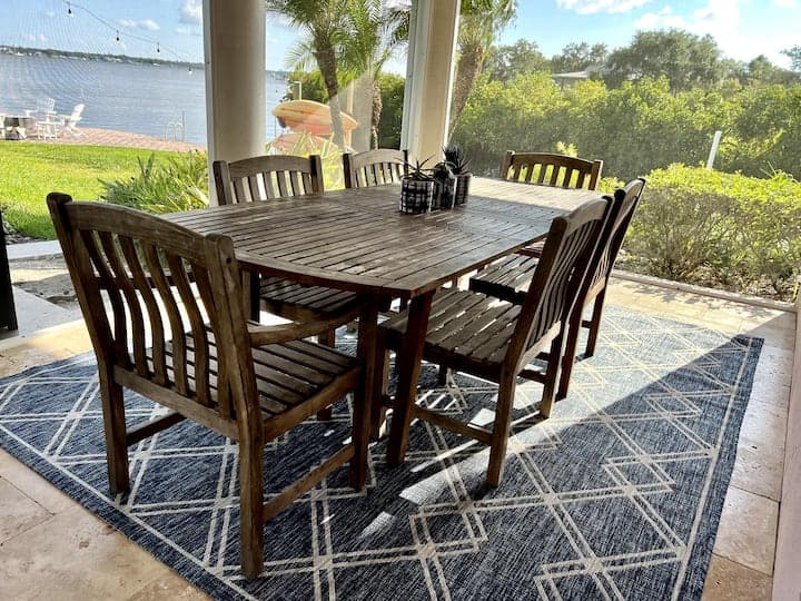 LArge Outside (screened in) dining