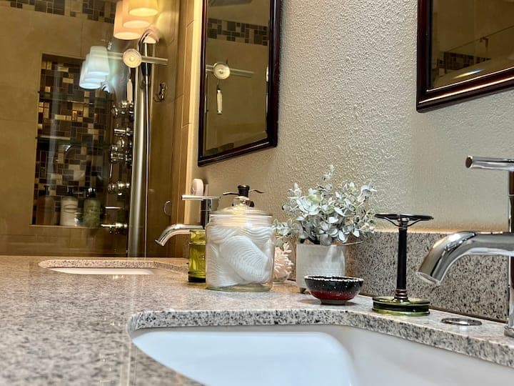 The flamingo Suite Bathroom