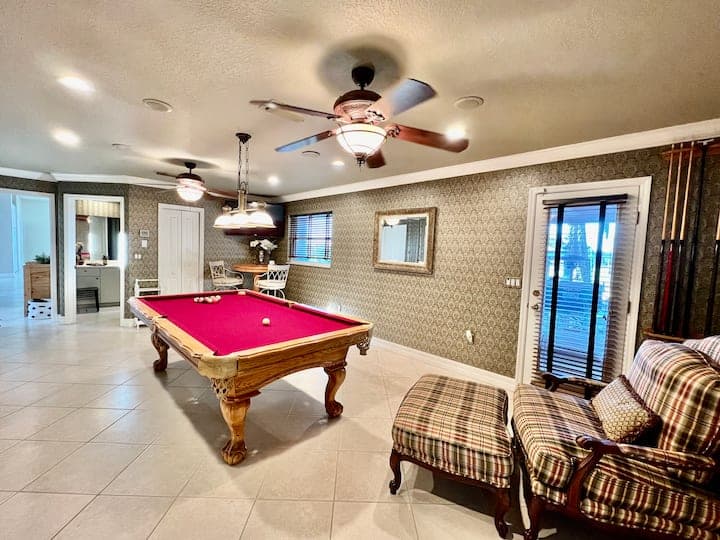 GAme room with pool Table