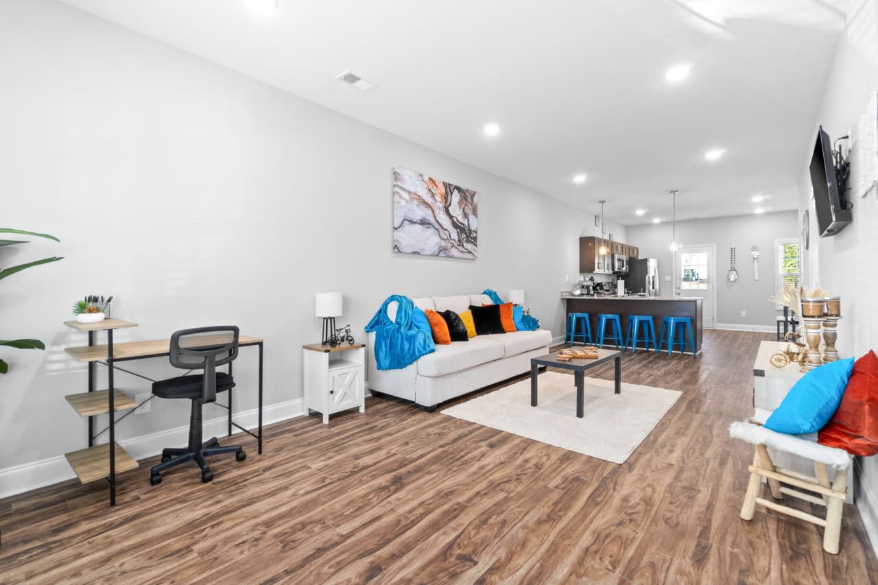 Sapphire Oasis: A Luxurious Townhouse Retreat near Nashville & Ft Campbell