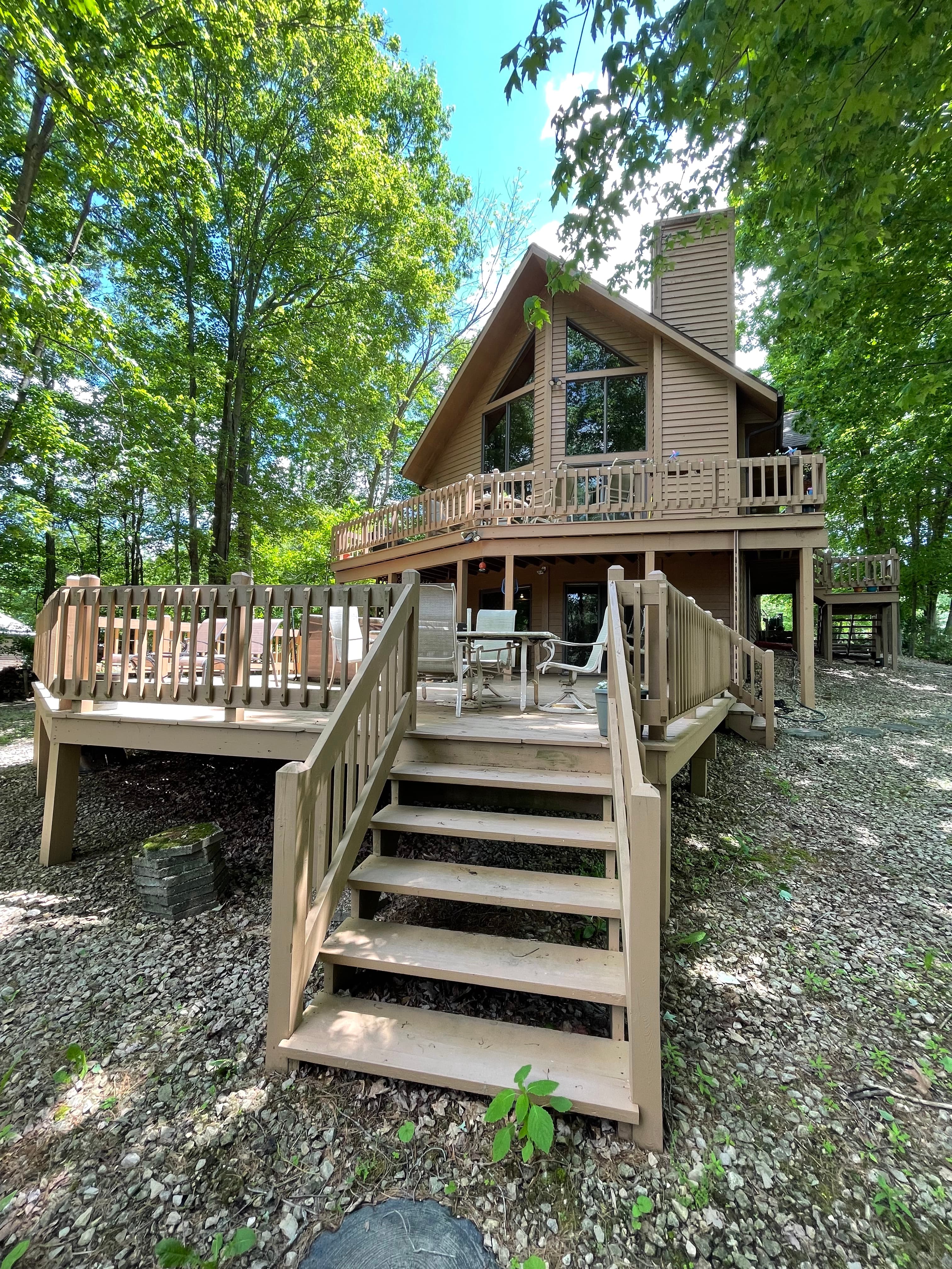 Chalet-style home with 2 decks facing Lake 