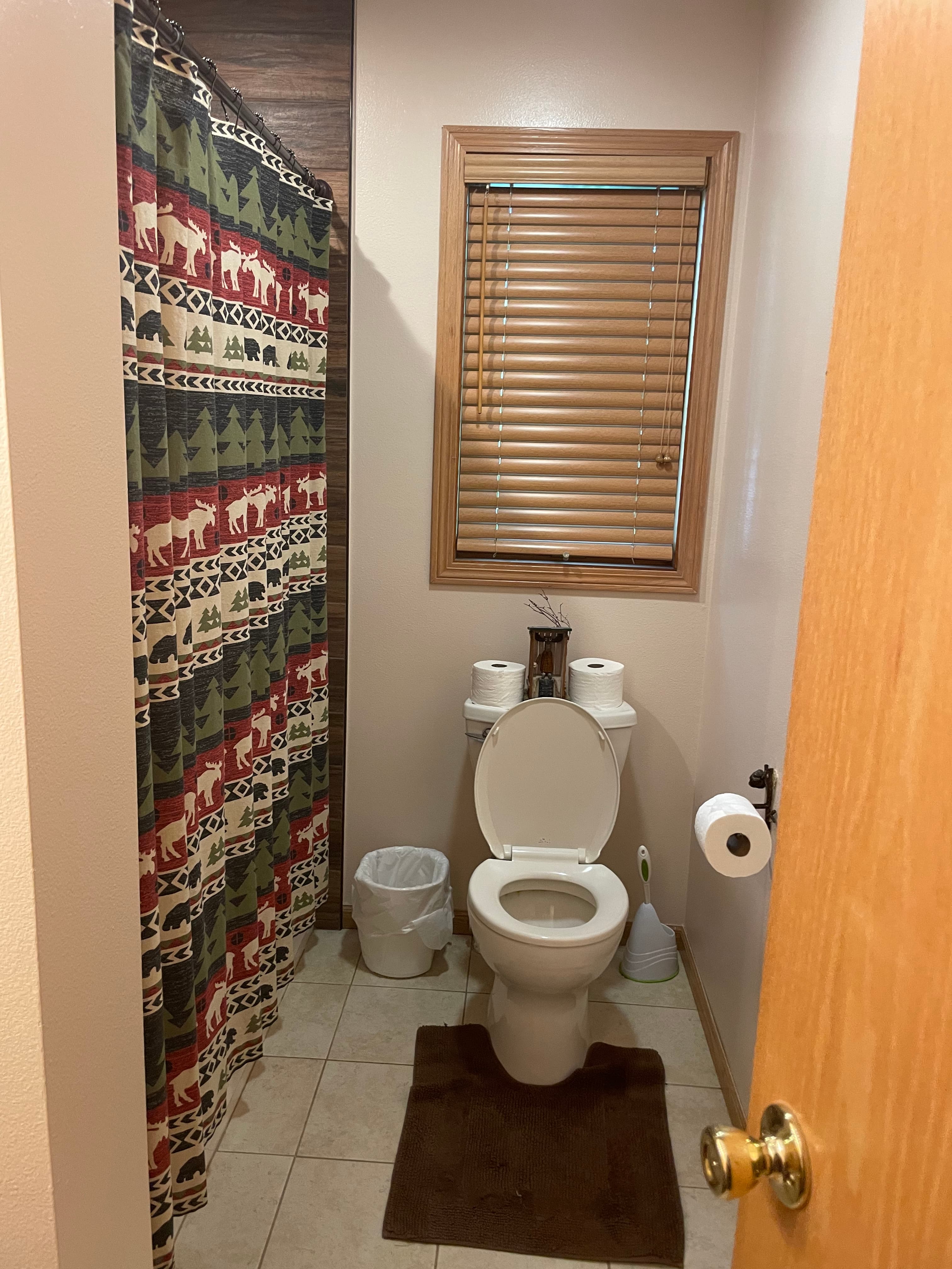 Main level bathroom with bathtub