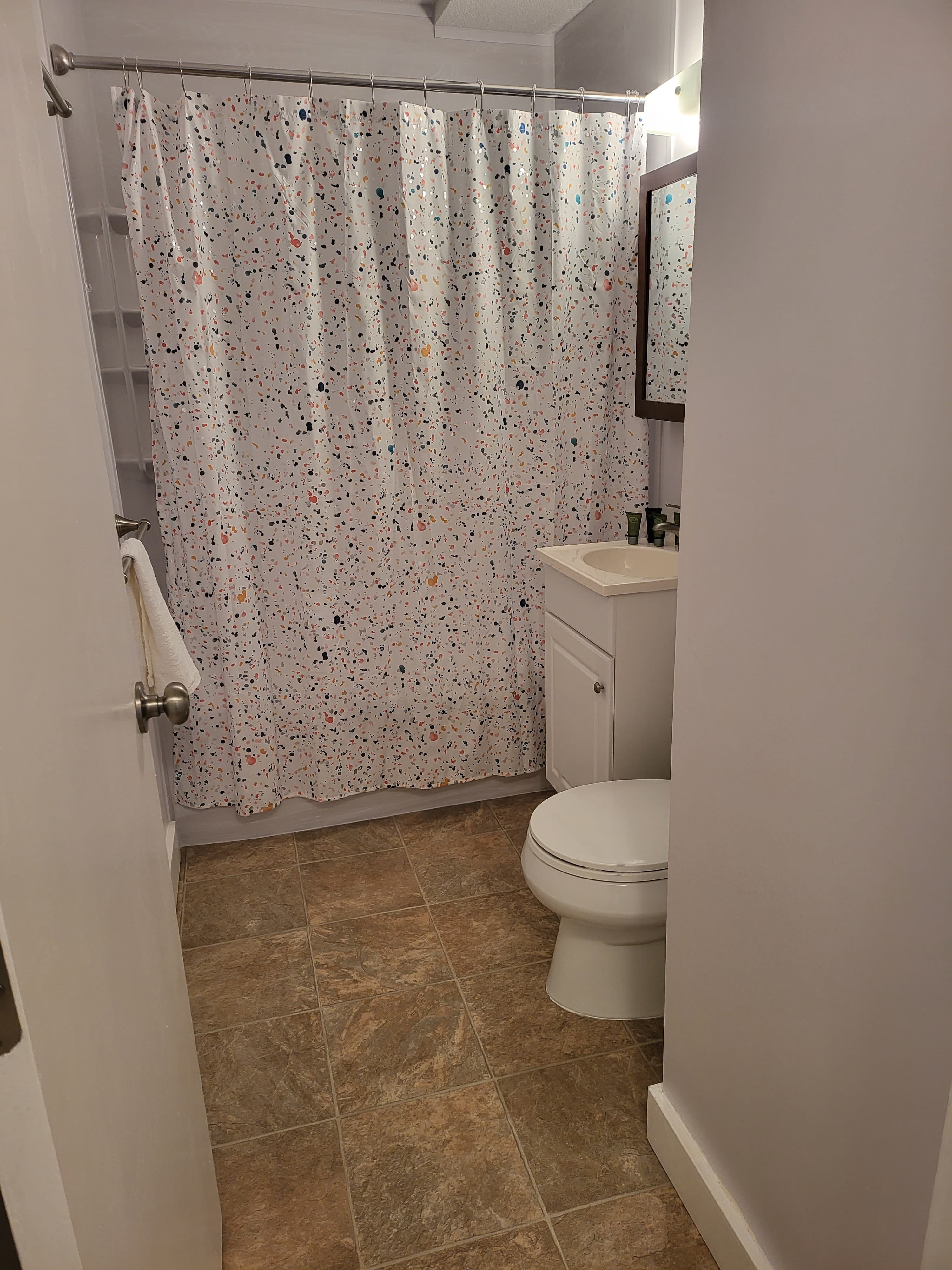 2nd Bathroom with Soaker Tub