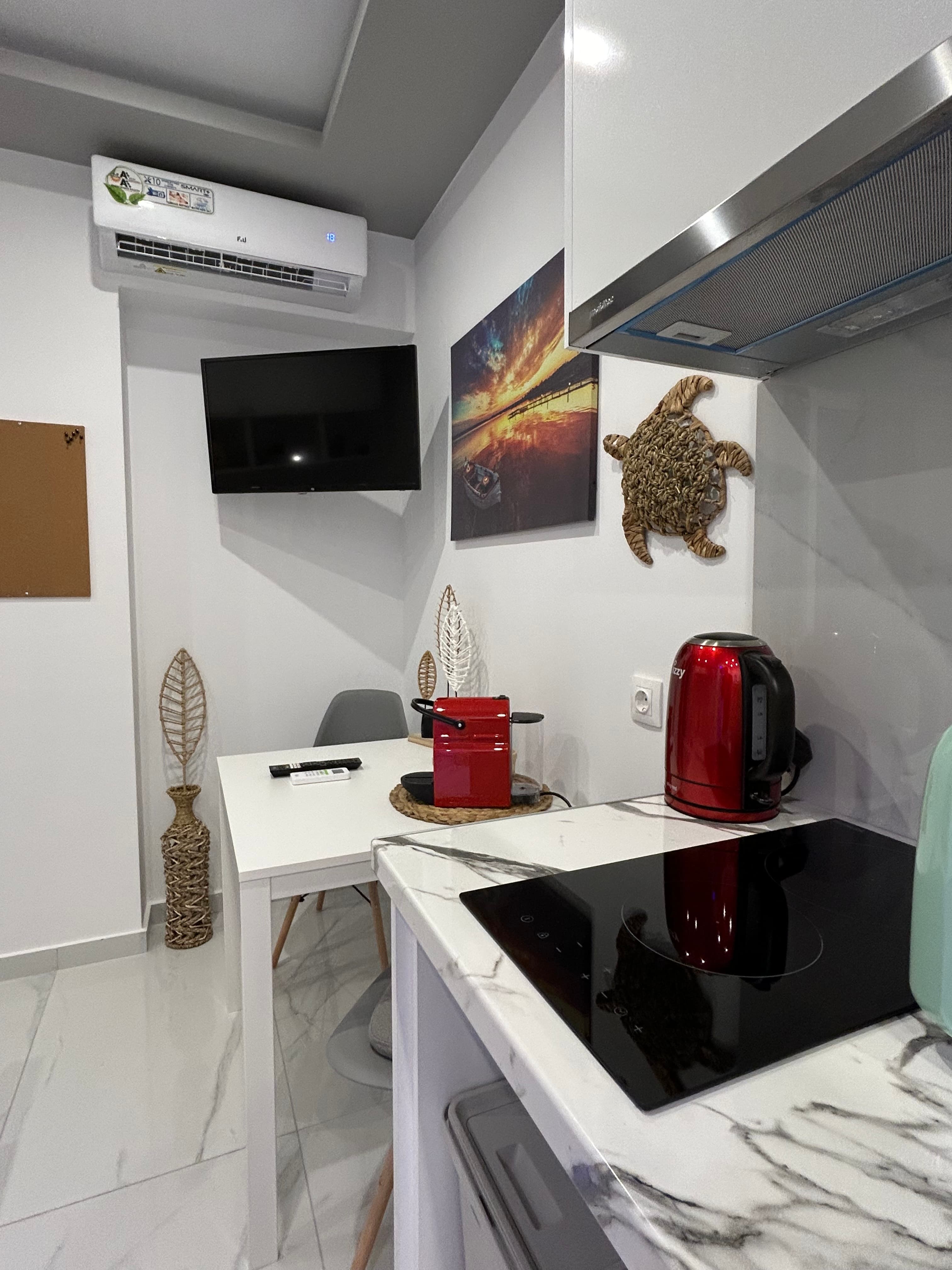 Studio - View of kitchen and dining area