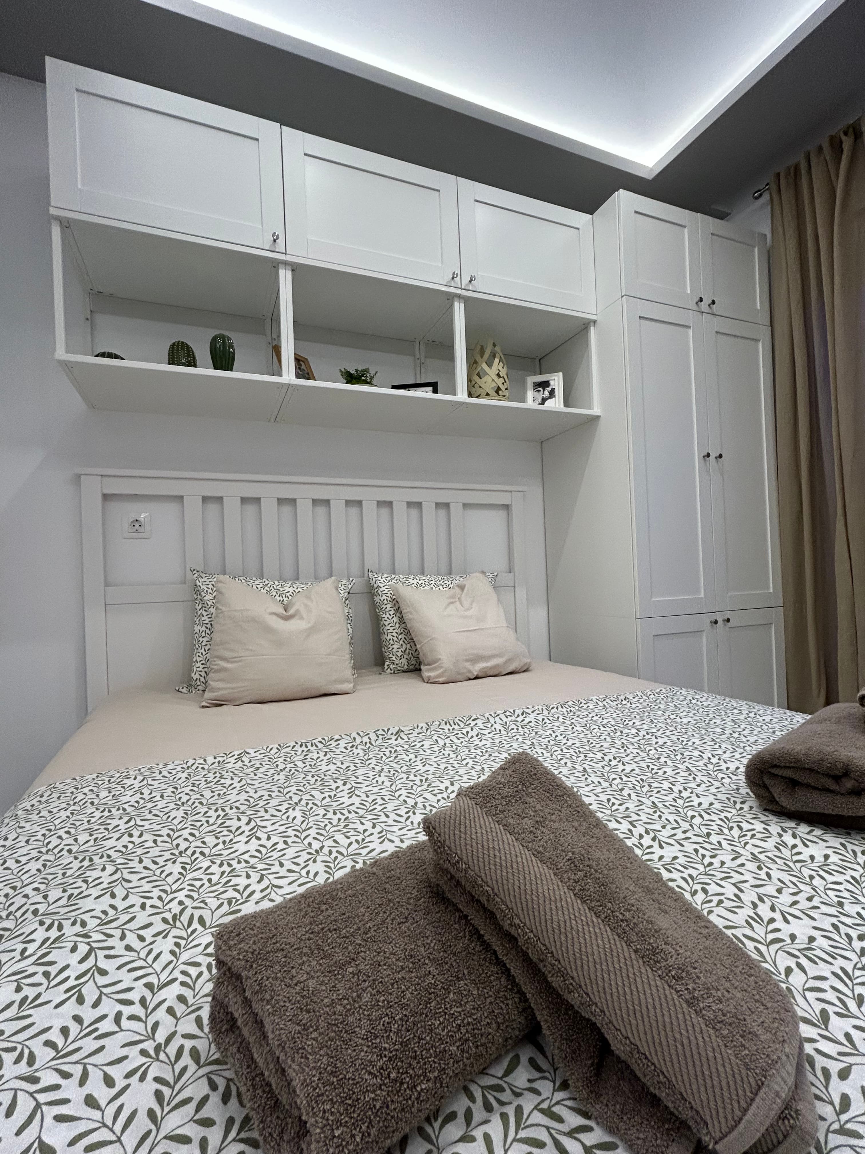Studio - bed and wardrobe zoom in