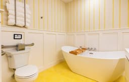 Hollyhock Suite 413: 5 beds/2 bath