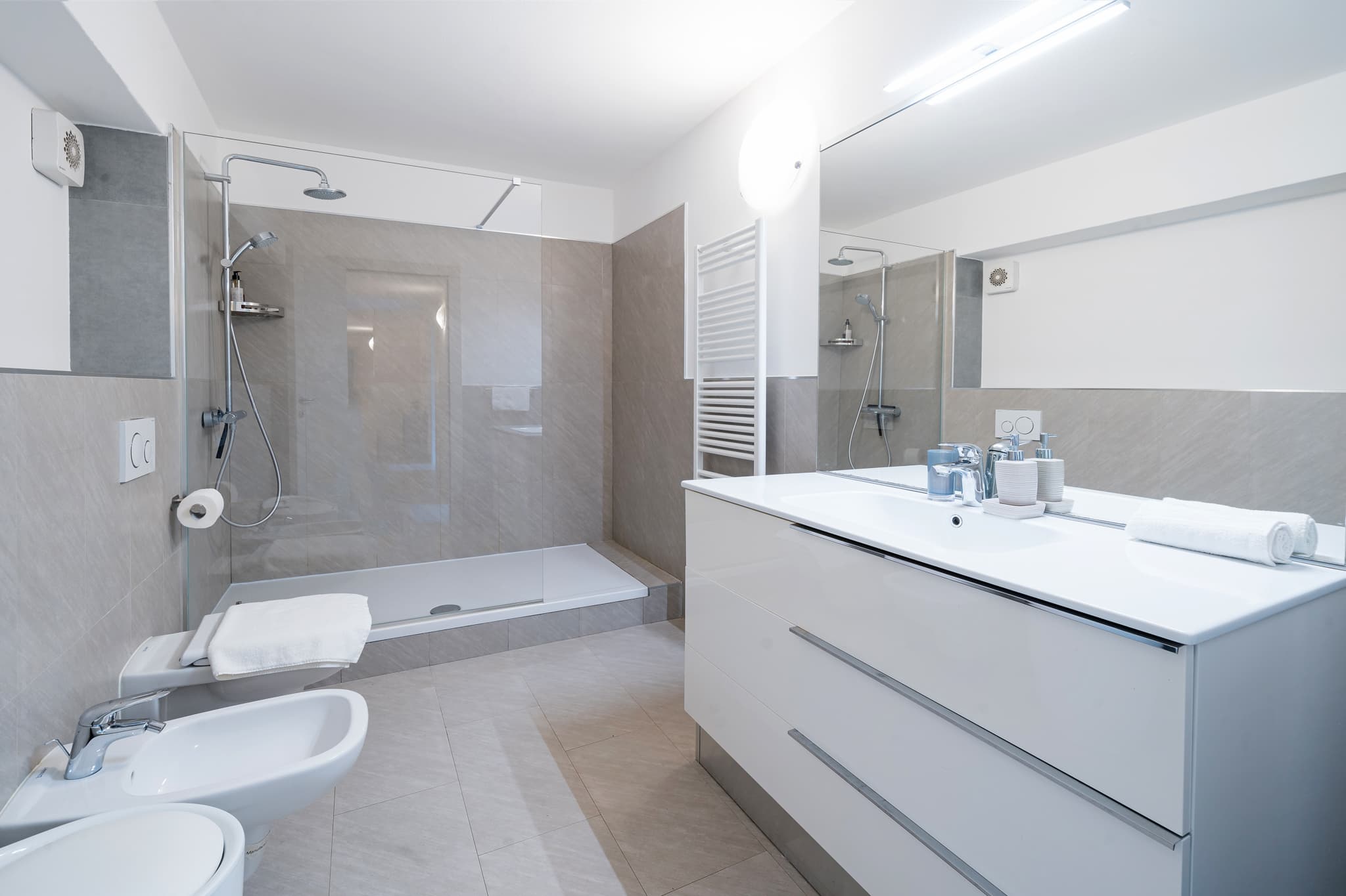 Bathroom 1, floor 1