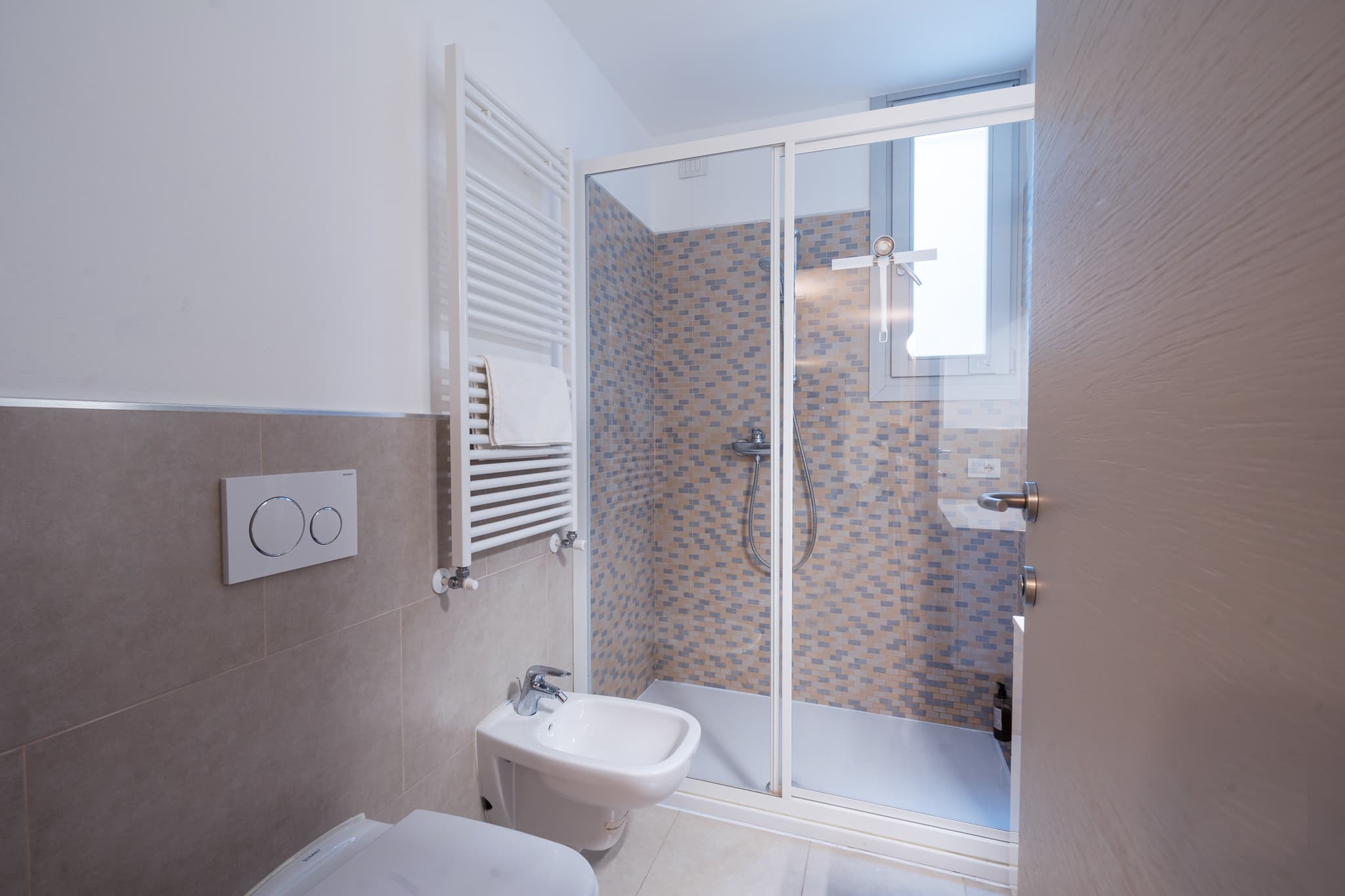 Bathroom 2, floor 1