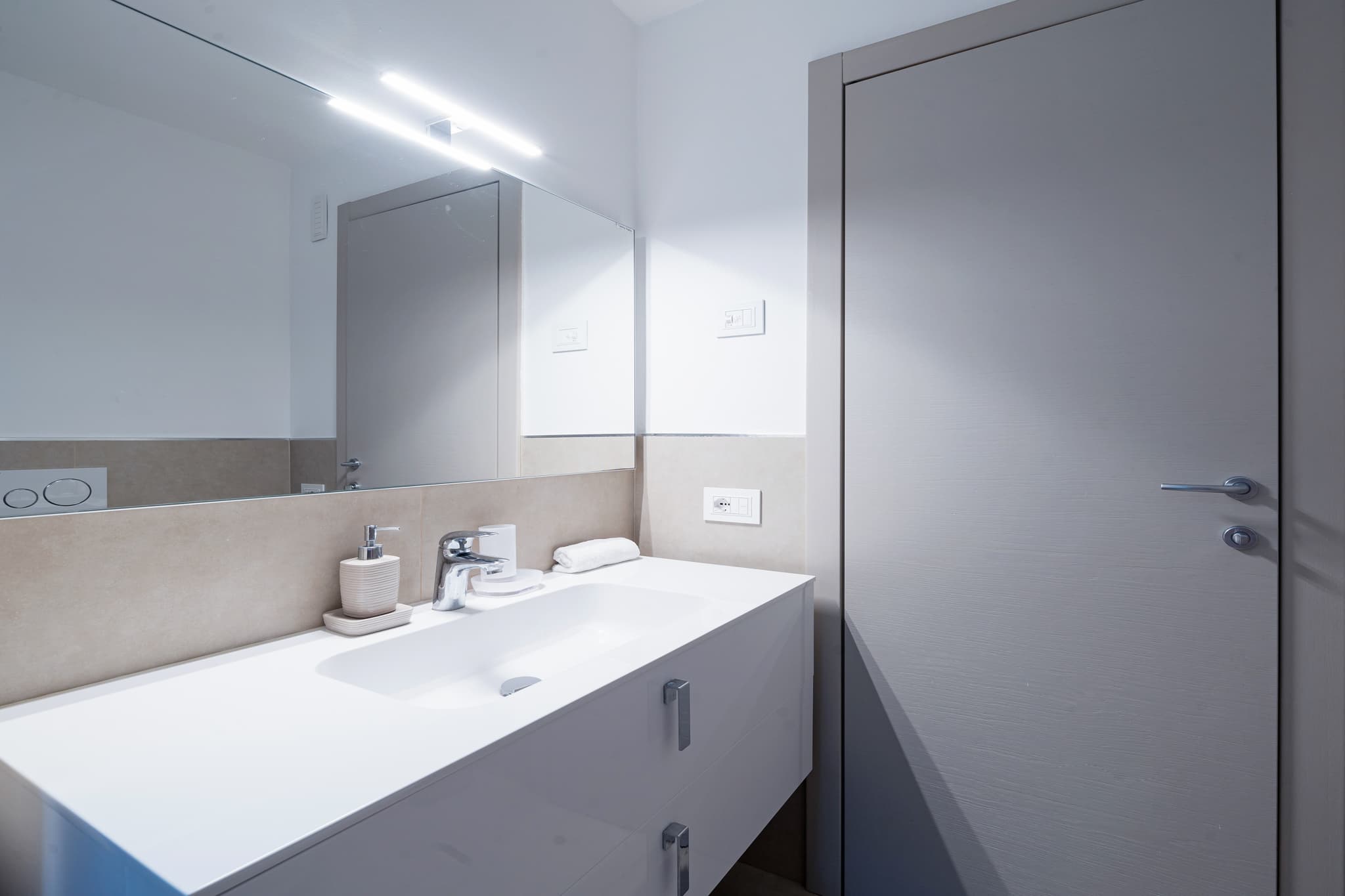 Bathroom 2, floor 1