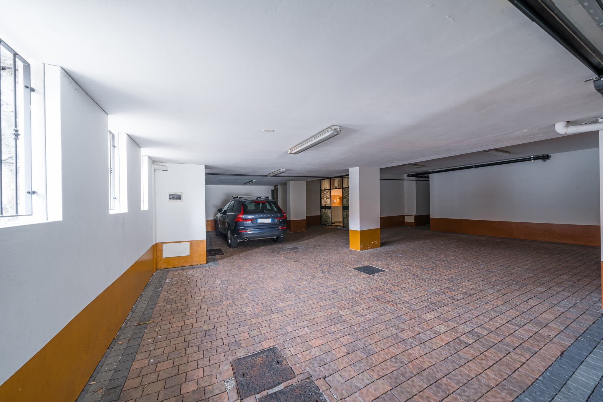 Garage for 3-5 cars