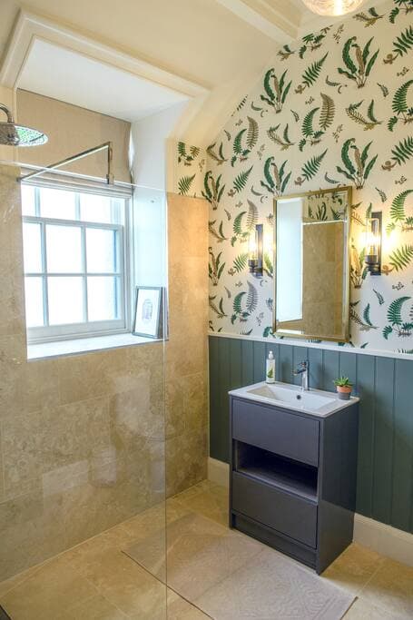 Bedroom 2: Morven - ensuite shower room