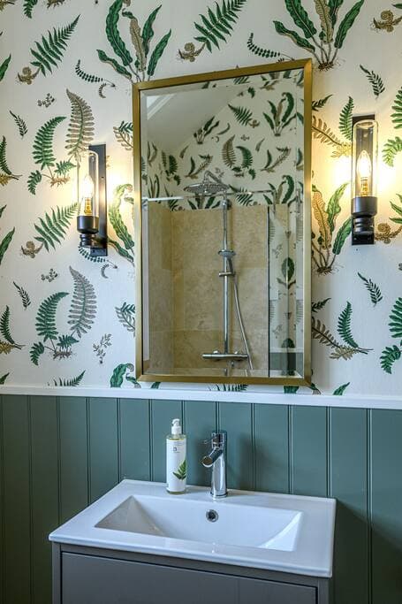 Bedroom 2: Morven - ensuite shower room