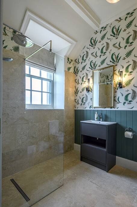 Bedroom 2: Morven - ensuite shower room