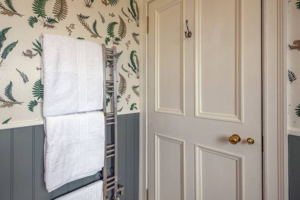 Bedroom 2: Morven - ensuite shower room