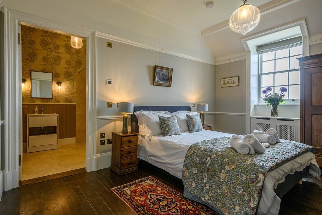 Bedroom 4: Holborn - king size bed