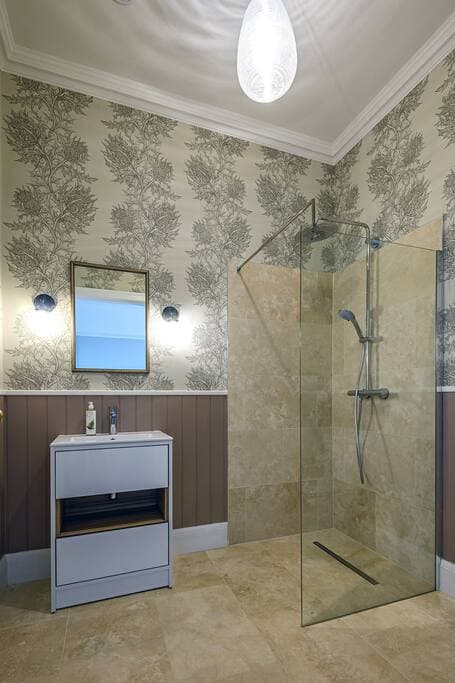 Bedroom 4: Holborn - ensuite shower room