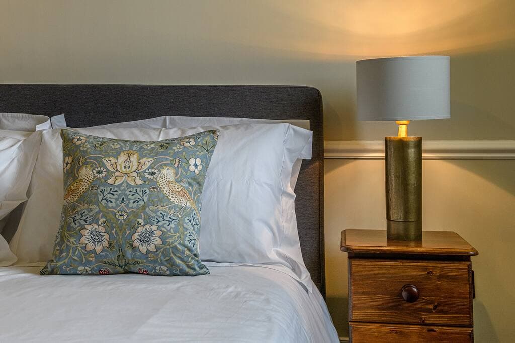 Bedroom 4: Holborn - king size bed