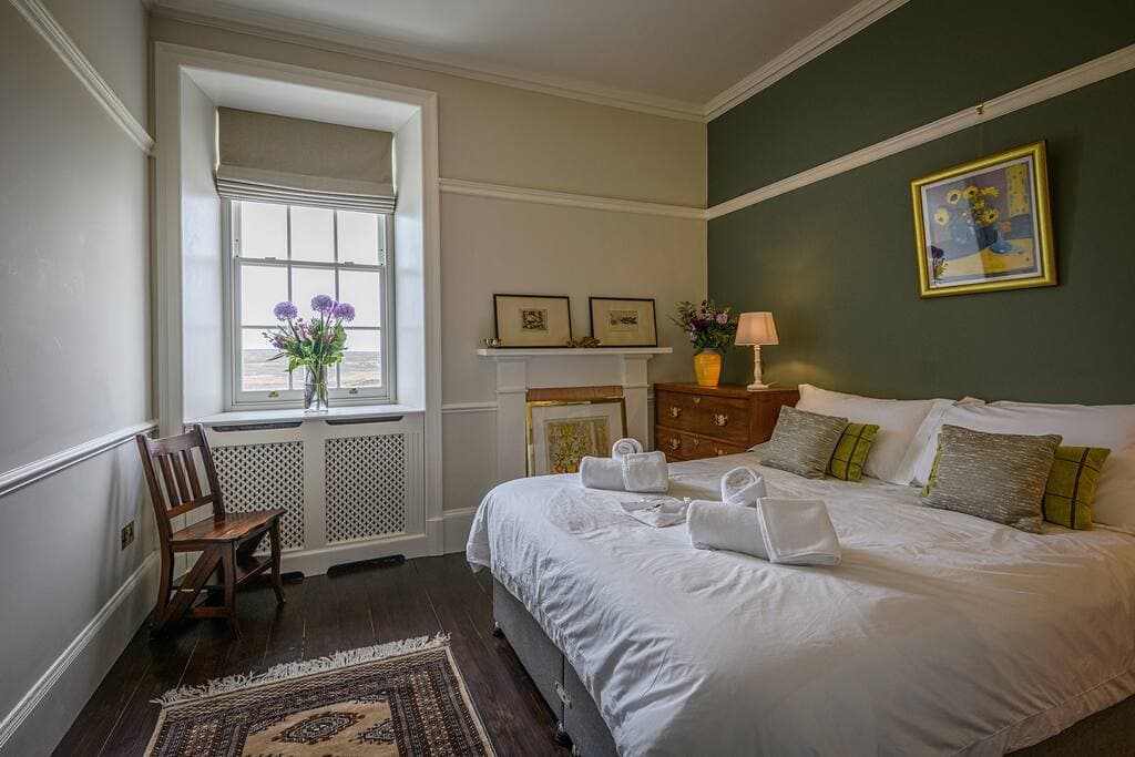 Bedroom 6: Hoy - king size bed (can be made into twins)