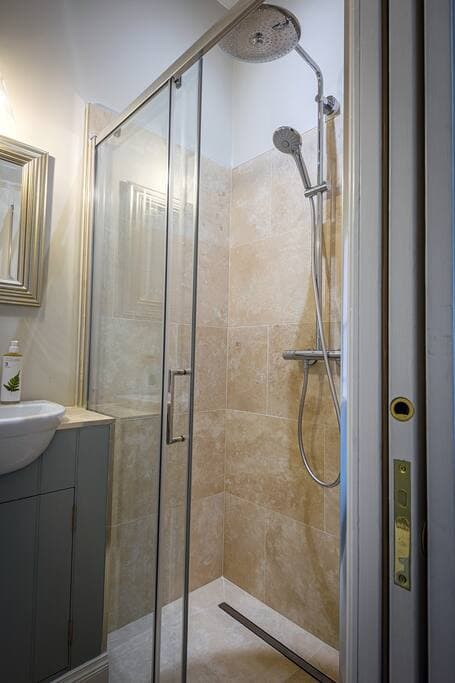 Bedroom 6: Hoy - ensuite shower room