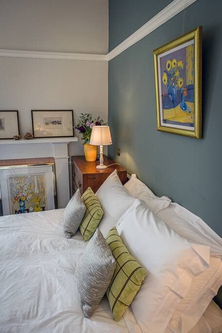 Bedroom 6: Hoy - king size bed (can be made into twins)