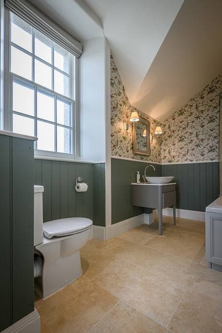 Bedroom 5: Mey - ensuite bathroom