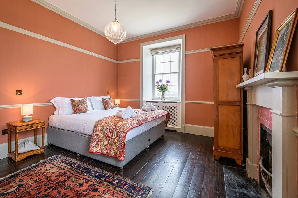 Bedroom 5: Mey - super king bed (can be made into twin beds)