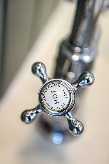 Bedroom 5: Mey - ensuite bathroom