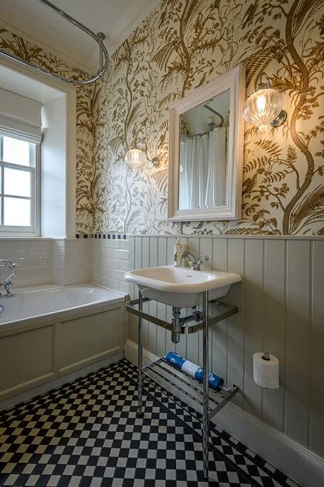 Bathroom 8 shared between bedrooms 8 and 9 (Stroma and St John's)