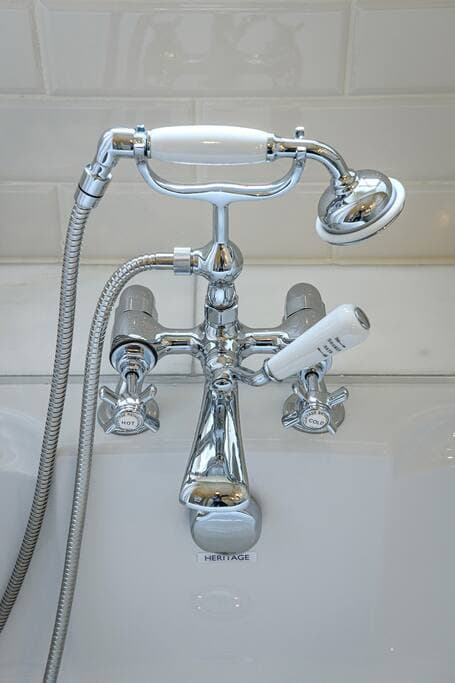 Bathroom 8 shared between bedrooms 8 and 9 (Stroma and St John's)